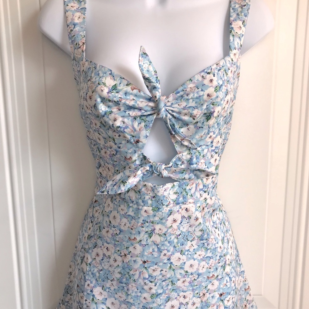 ZAFUL Brand Blue Ditsy Floral Sleeveless Peekaboo Ruffle Hem Dress size 8 in EUC - Picture 4 of 15